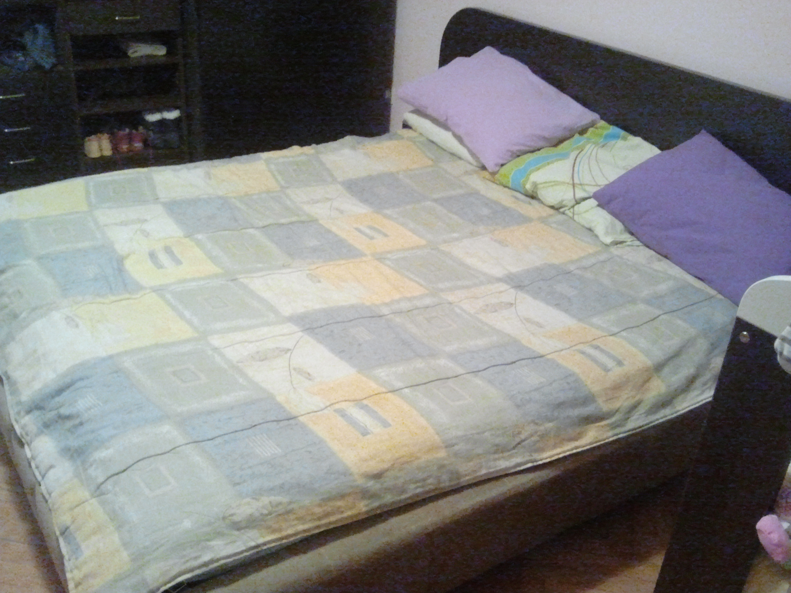 bedroombigbed.jpg